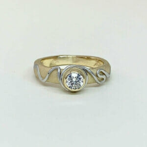 Frosty gold & platinum ring has VS1 clarity ideal cut diamond