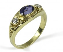 Purple sapphire and diamond ring in 18k yellow gold