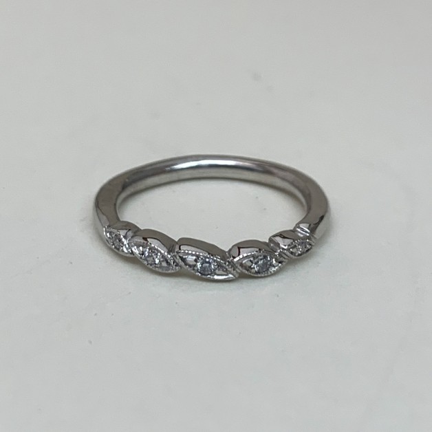 Five leaf ring with diamonds