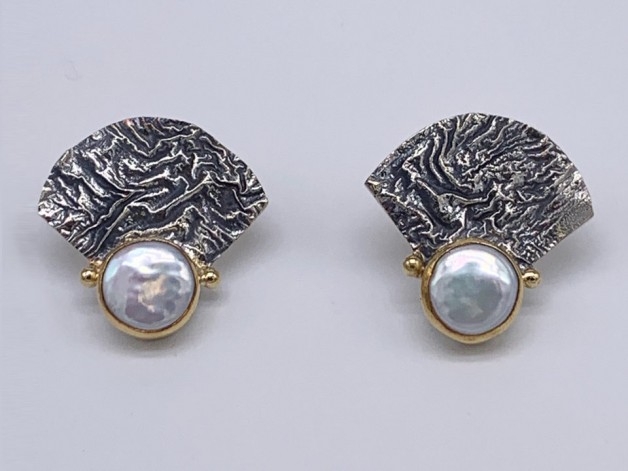 large freshwater pearl on 18k gold earring posts