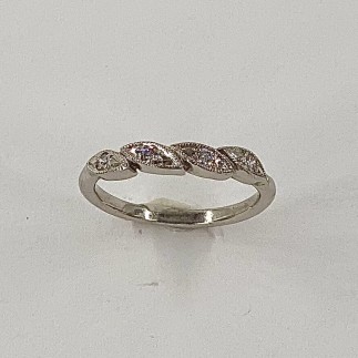950 platinum four leaf ring with diamonds bead set in each leaf. TW .12ct, E color, VS clarity diamonds