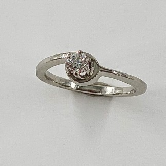 950 platinum solitaire diamond ring with a .27 ct, E color, VS2 clarity, ideal cut Lazare Diamond in a 6 prong setting.