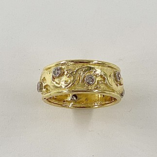 18k yellow gold Elizabethan design band with 8 diamonds set in platinum bezels all around the ring. TW.26ct., E color, VS clarity