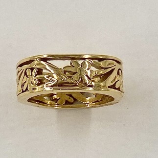 18k yellow gold ring with an open flower and leaf design, 7mm wide