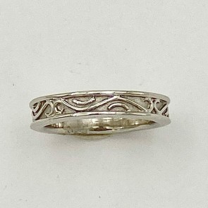 950 platinum ring 4mm wide with a repeating wire design around the band