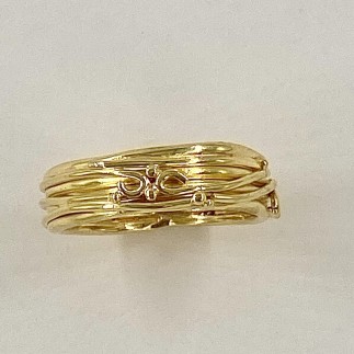18k yellow gold ring with a looping wire and twig design 6mm wide