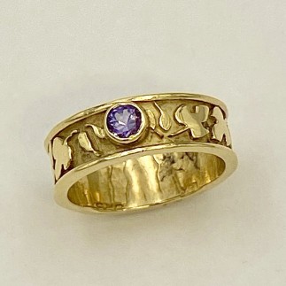 18k yellow gold ring with figs and fig leaf design with a .26ct  bluish purple sapphire (N).