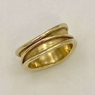 18k yellow gold wavy wires and borders wedding band. 7-8mm wide with a sandblasted background