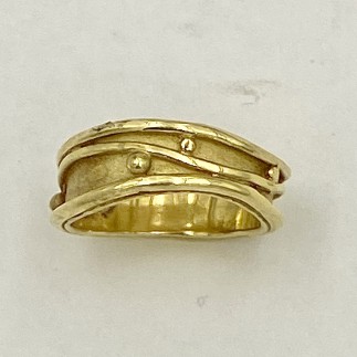 18k yellow gold wavy border and wire wedding band measuring 5-7mm wide with bead accents and a sandblasted background.