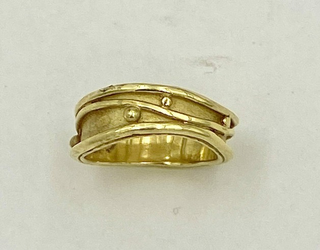 18k yellow gold wavy border and wire wedding band measuring 5-7mm wide with bead accents and a sandblasted background.