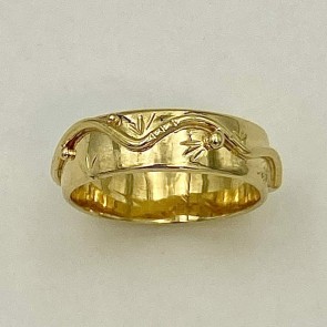 18k yellowgold 6mm wide band with mountain and star motif.