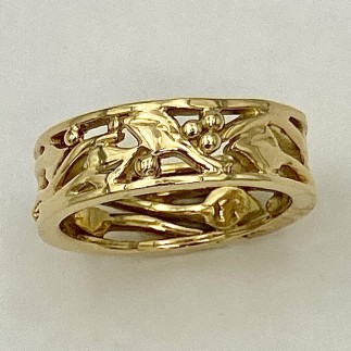 7mm wide, 18k yellow gold band with leaf and vine design and borders