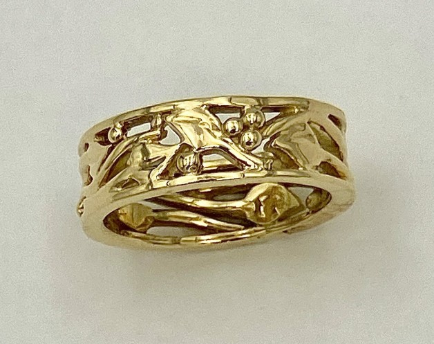 7mm wide, 18k yellow gold band with leaf and vine design and borders
