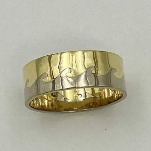 18k yellow gold and 18k palladium white gold ring 7.25mm wide with an ocean wave design