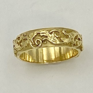 18k yellow gold Elizabethan patterned wedding band 5.5mm wide