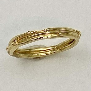 18k yellow gold band with twigs and bead accents measuring 2.5-3mm wide