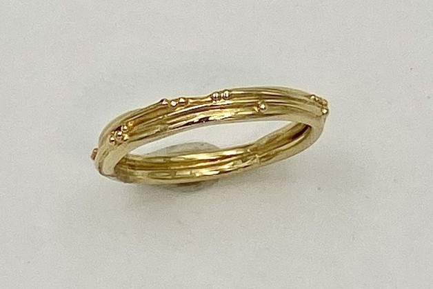18k yellow gold band with twigs and bead accents measuring 2.5-3mm wide