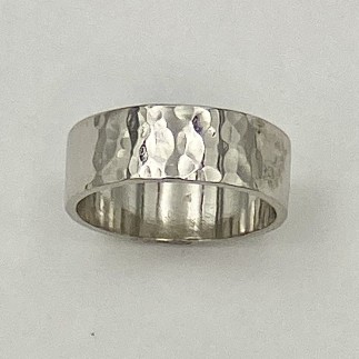 6mm wide, 950 platinum band with a peened hammered finish