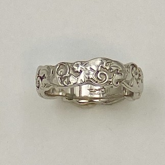 950 platinum Elizabethan design ring with wavy borders 4-5mm wide
