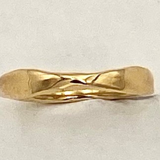 18k yellow gold single twist ladies band. Nestles nicely with many engagement rings.