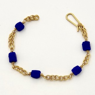 Hand made 22k gold chain bracelet with natural color lapis chunks (TW 21.03 ct.), 7.5 inches long. Length can be adjusted.