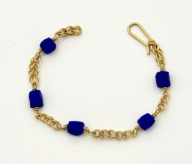 Hand made 22k gold chain bracelet with natural color lapis chunks (TW 21.03 ct.), 7.5 inches long. Length can be adjusted.