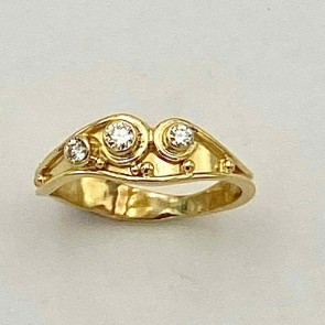 18k yellow gold ring with three diamonds .13 ct. (TW), E color, VS clarity