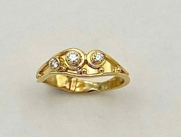 18k yellow gold ring with three diamonds .13 ct. (TW), E color, VS clarity