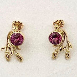 18k yellow gold stud earrings with 2.81ct. (TW) Madagascar rhodolite garnets with rosebud accents