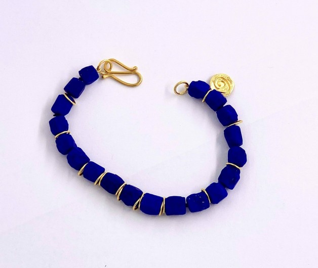 Natural color Afghani lapis chunks (74 cts TW) with 22k rings, disc and clasp. 7 3/4 inches long.