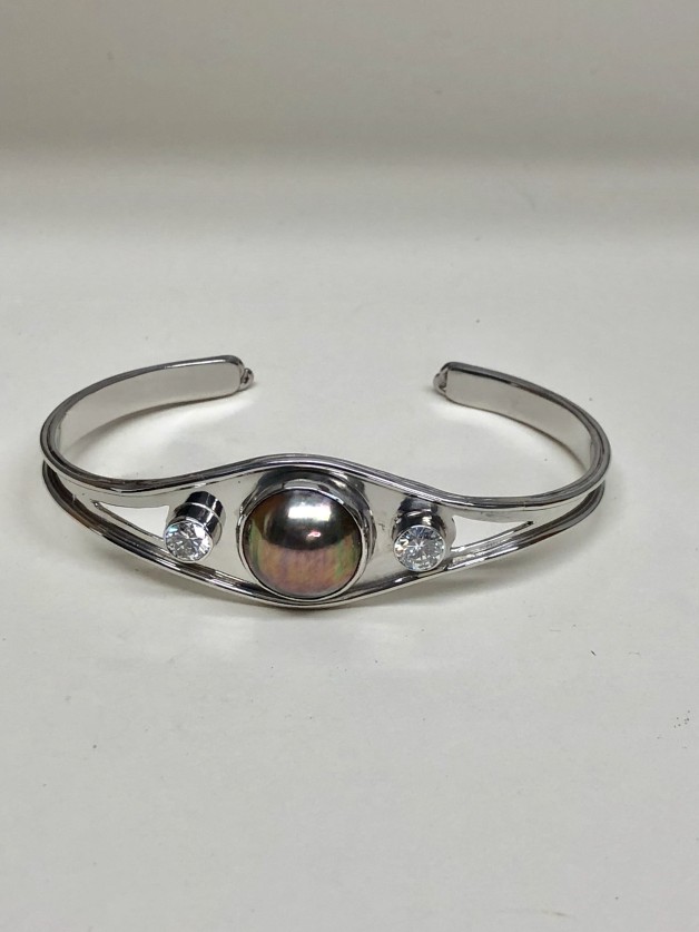 18k White Gold Bracelet with Black Mobe Pearl and Diamonds