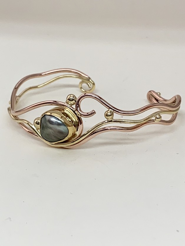 18k Pink and Yellow Gold Bracelet with Black Keshi Pearl.