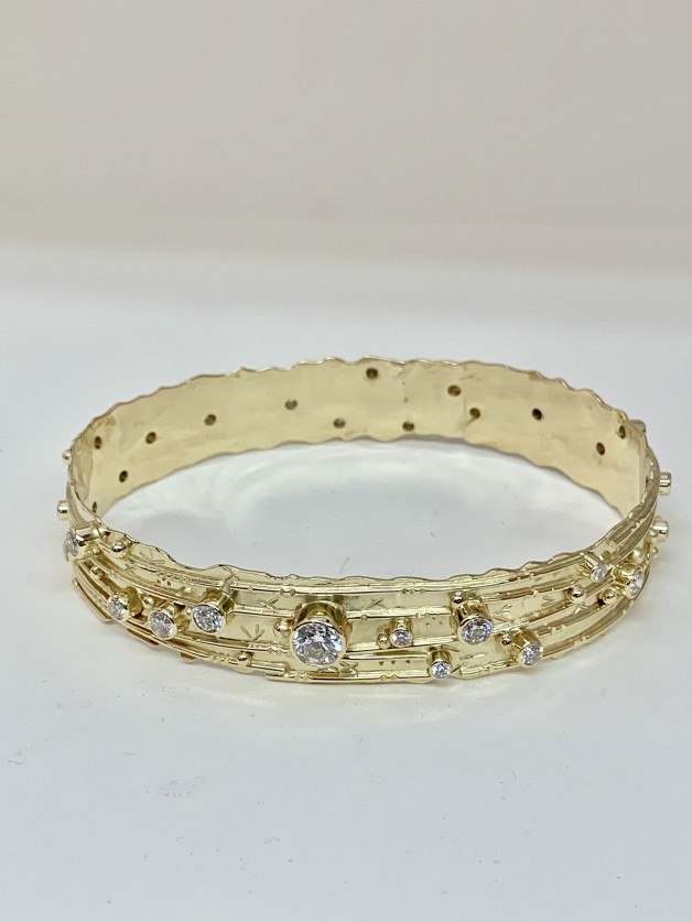18k Gold Bangle with more than 30 Diamonds