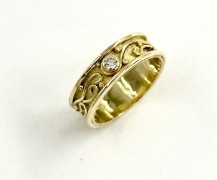 18k and Small Diamond Ring