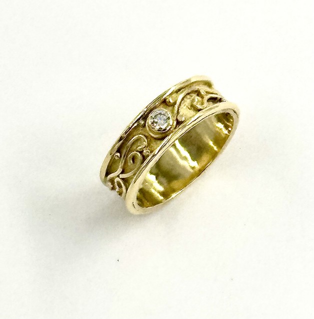 18k and Small Diamond Ring
