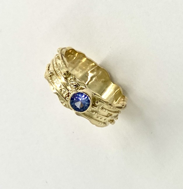 18k Yellow Gold Band with Blue Sapphire