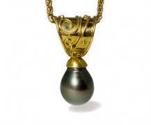 Black pearl pendant in 22k and 18k gold