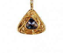 Tanzanite pendant, 18k gold with diamond accent